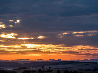 Obraz premium Sonnenuntergang hinter Hügelkette
