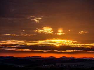 Sonnenuntergang hinter Hügelkette