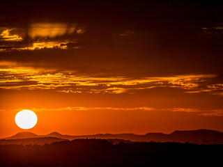 Sonnenuntergang hinter Hügelkette