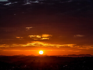 Sonnenuntergang hinter Hügelkette