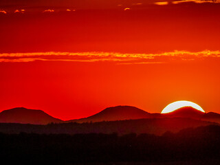 Sonnenuntergang hinter Hügelkette