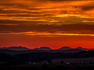 Sonnenuntergang hinter Hügelkette