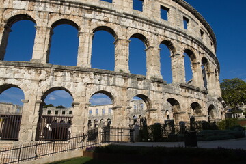 Fototapeta premium Partie ensoleillée de l'amphithéâtre romain de Pula en Croatie