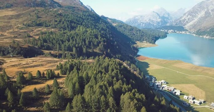 for&ecirc;t et village de montagne isol&eacute; en &eacute;t&eacute; - Suisse
