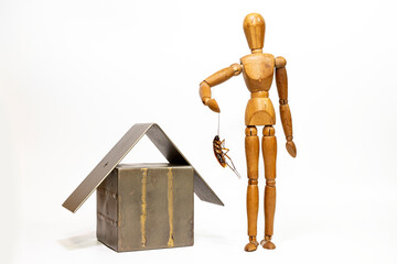Wooden puppets eliminate cockroaches in the house.