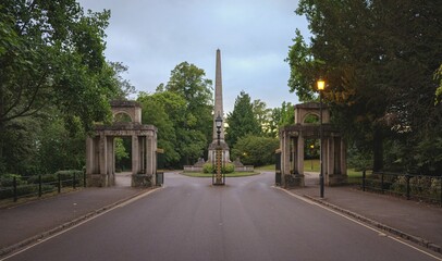 Naklejka premium entrance of park in the city of bath at sunset