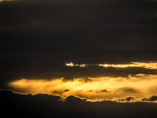 Wolkenhimmel bei Sonnenuntergang