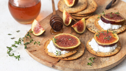 Whole grain crackers with cottage cheese, figs and thyme