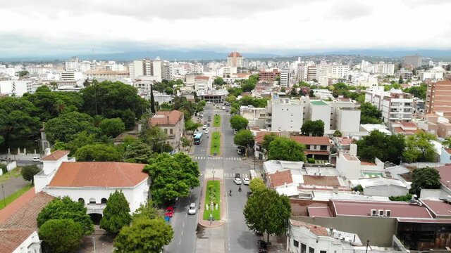 Vista a&eacute;rea sobre Salta Capital, al norte de Argentina, para apreciar la arquitectura tradicional con techos de teja.