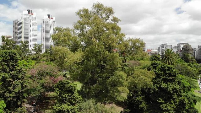 Vista a&eacute;rea descubriendo el skyline frente al Parque de las Heras en Buenos Aires, Argentina.