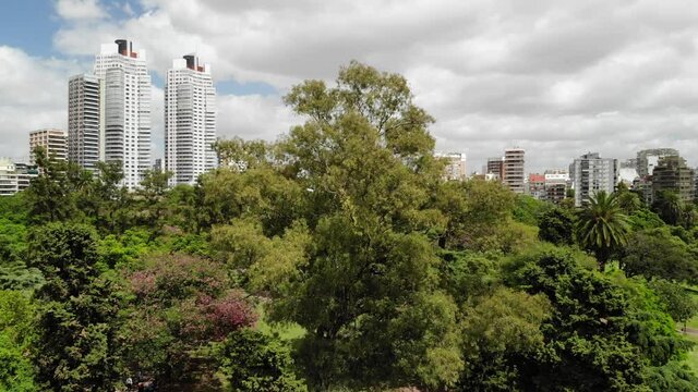 Descubriendo el skyline al rededor del Parque de las Heras en Buenos Aires, Argentina.