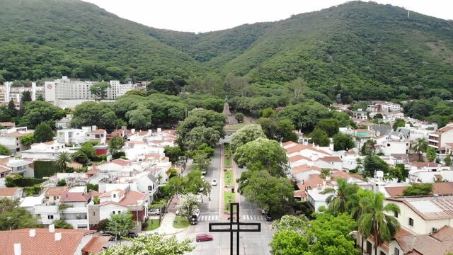 Vista a&eacute;rea sobre Paseo G&uuml;emes, en Salta Capital, Argentina con vista al Cerro San Bernardo