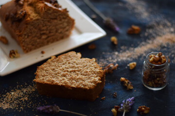 Budin vegano de banana, nueces y harina integral, ideal para un desayuno liviano.