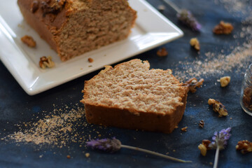 Budin vegano de banana, nueces y harina integral, ideal para un desayuno liviano.