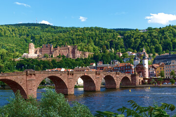 Obraz premium Heidelberg - Blick über den Neckar auf die alte Brücke und das Schloß