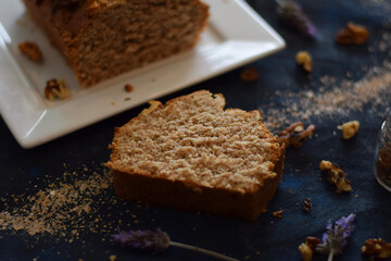 Budin vegano de banana, nueces y harina integral, ideal para un desayuno liviano.