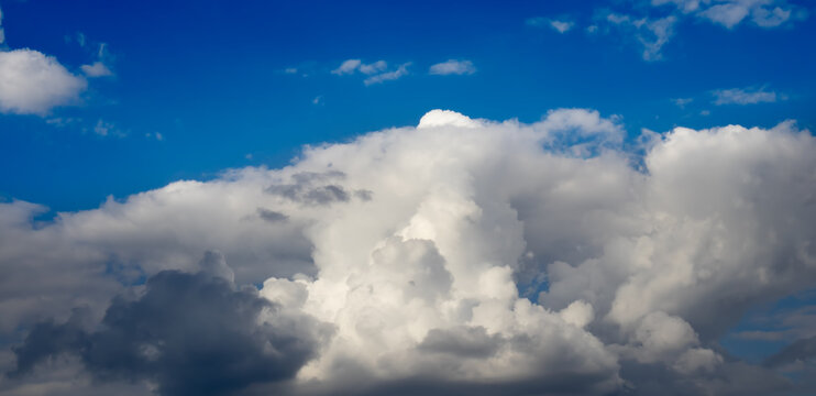 image of beautiful clouds in the sky.Beautiful blue sky background with clouds