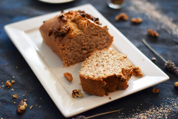 Budin vegano de banana, nueces y harina integral, ideal para un desayuno liviano.