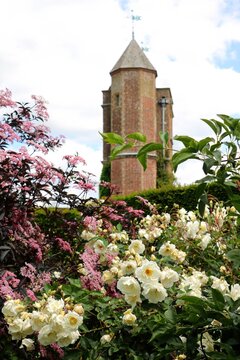 englischer Cottage Garten mit Rosen und Herrenhaus