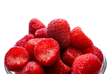Pedazos de fresas frescas  en vaso sobre fondo blanco