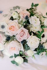 Obraz na płótnie Canvas Wedding flower arrangement in hues of pink, mauve, white roses