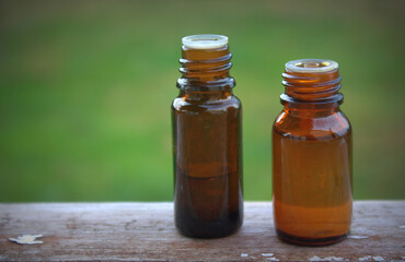 flacons d'huile essentielle ,isolé