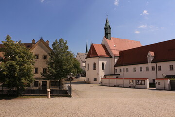 Altes Kloster mit Klosterkirche in der Altstadt von Altötting in Bayern