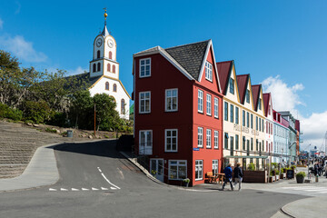 Hafen Viertel von Torshaven mit Stadtkirche und alten Gebäuden. Hauptstadt der Färöer Inseln.