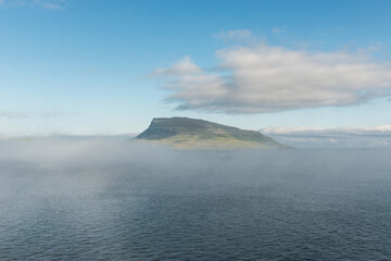Färöer Insel im Nebel während eines Sommertages. 