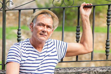 Obraz premium portrait of tourist with hat and striped t-shirt