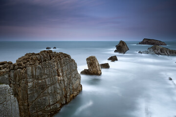 Vue sur la plage d'arnia avec ses roches découpées 