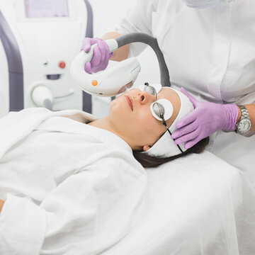 Photo rejuvenation procedure performed by a dermatologist