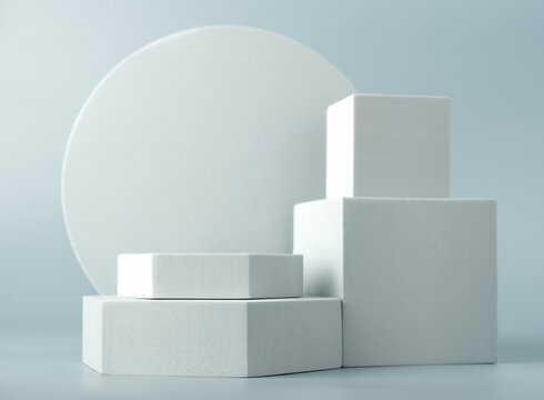 Geometric podium for product presentation