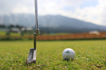 Obraz premium golf ball on a tee