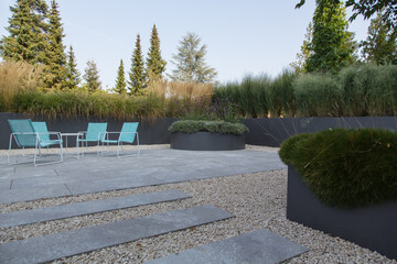 Moderne Garten- und Terrassengestaltung im Materialmix: Terrasse und Gehweg aus Naturstein Platten...