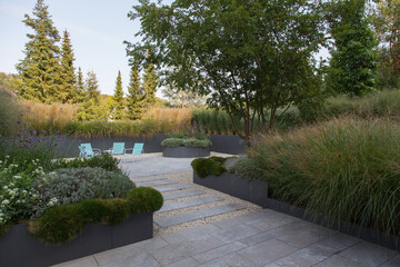 Moderne Garten- und Terrassengestaltung im Materialmix: Terrasse und Gehweg aus Naturstein Platten...