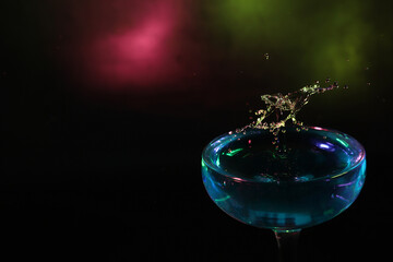 カクテルグラスの中のスプラッシュ
