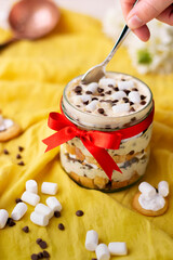 postre de galleta con masvadisco en un frasco de vidrio con chips de chocolate