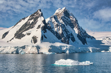 Fototapeta na wymiar Mountains and Iceberg in Antarctica