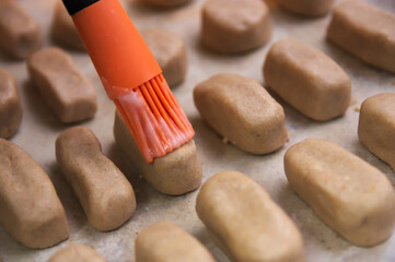 Finishing brushing the homemade polvorones