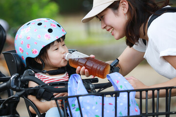水分補給する親子