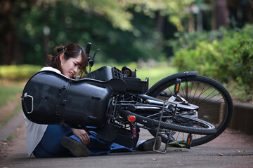 自転車で転倒する女性
