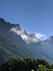 快晴の夏の北海道の層雲峡黒岳と雲