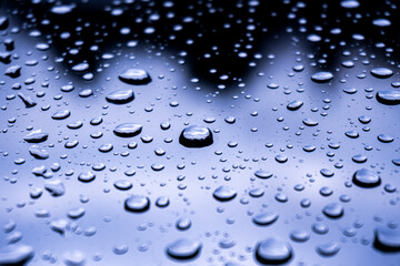 gotas de lluvia sobre el cristal