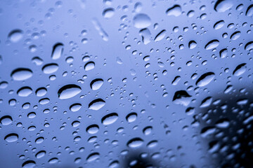 gotas de lluvia sobre el cristal