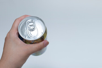 缶,飲み物,飲料,銀,アルミ,金属,ドリンク,冷たい,白,手,