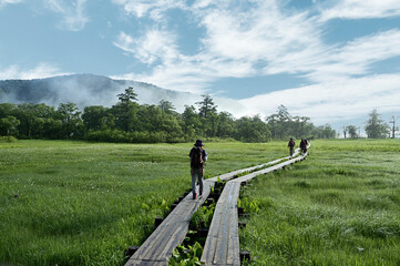 日差しが強い夏の登山道