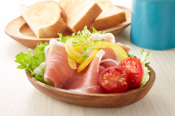 朝食イメージ　【生ハムサラダ、食パン、牛乳】