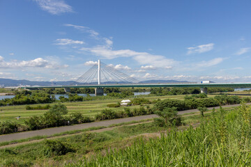 淀川左岸の下流側堤防から見る鳥飼仁和寺大橋
