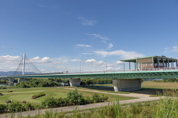 淀川左岸の下流側堤防から見る鳥飼仁和寺大橋
